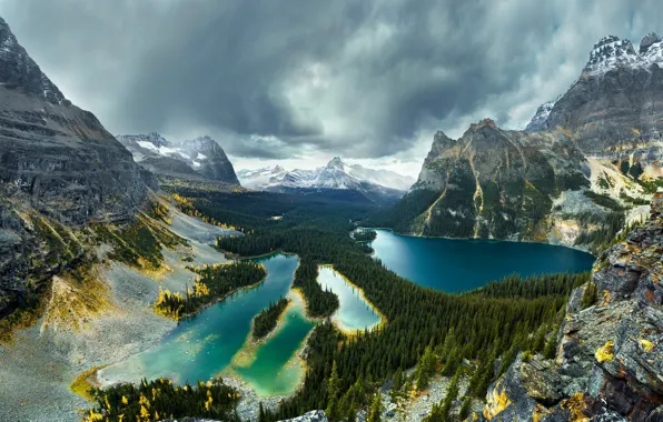 Картинка осень, лес, небо, облака, деревья, горы, тучи, озеро, скалы, Канада, Canada, British Columbia, леса, озёра, …