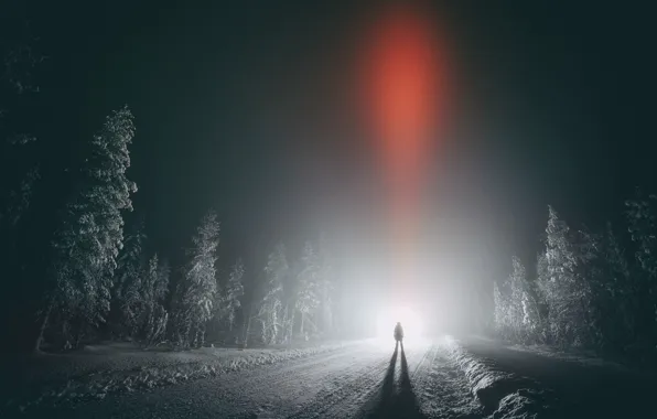 Картинка зима, дорога, лес, небо, ночь, человек, Финляндия, Finland, Lapland, Лапландия, мистический свет