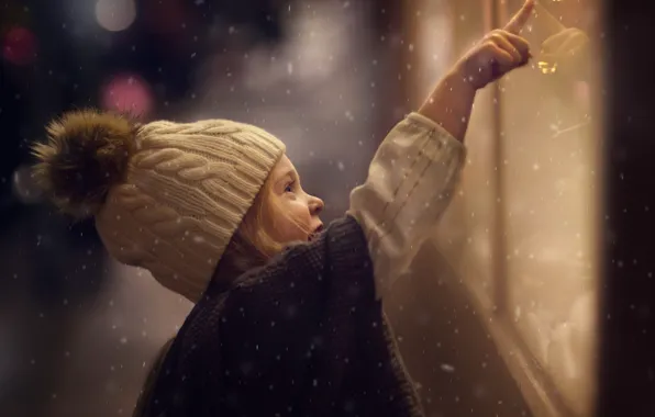 Картинка зима, стекло, свет, снег, улица, вечер, девочка, боке, витрина