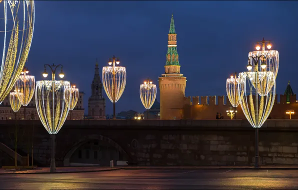 Картинка фонари, Москва, Кремль, Россия, ночной город, гирлянды, Москворецкая башня