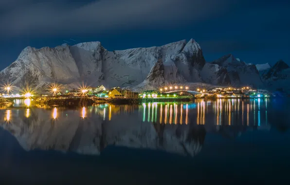 Картинка зима, небо, вода, снег, горы, ночь, огни, отражение, скалы, дома, Норвегия, фонари, залив, Лофотен