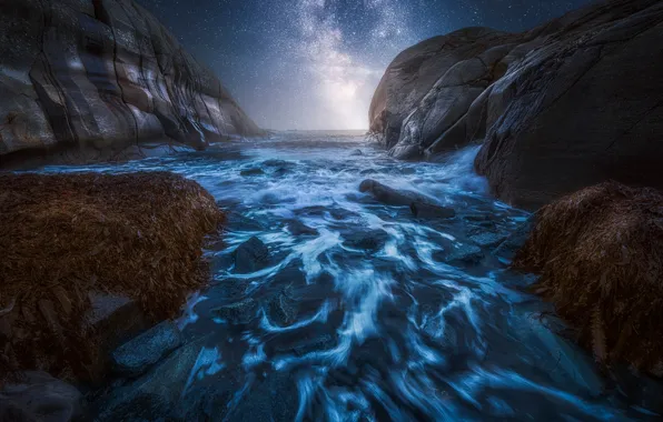 Картинка море, ночь, камни, скалы, Норвегия, млечный путь, фьорд, звёздное небо