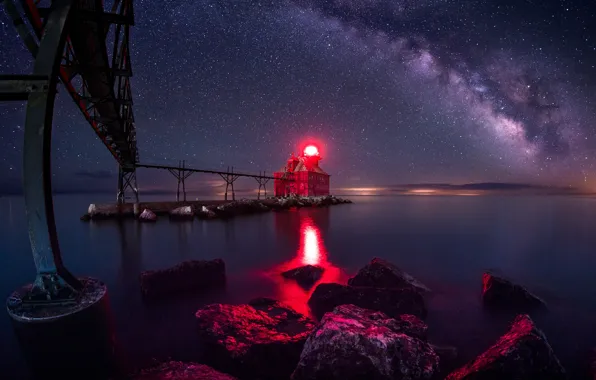 Картинка небо, свет, ночь, красный, мост, озеро, камни, берег, маяк, звёзды, США, Wisconsin, Sturgeon Bay