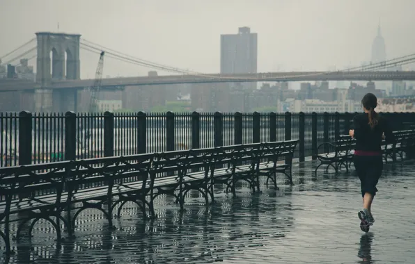 Картинка девушка, мост, city, город, дождь, Нью-Йорк, Бруклин, USA, США, Америка, Бруклинский мост, архитектура, бежит, скамейки, …