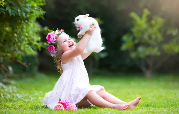 Картинка лето, трава, радость, кролик, платье, Girl, девочка, друзья, фотосессия, rabbit, маленькая, child, joy