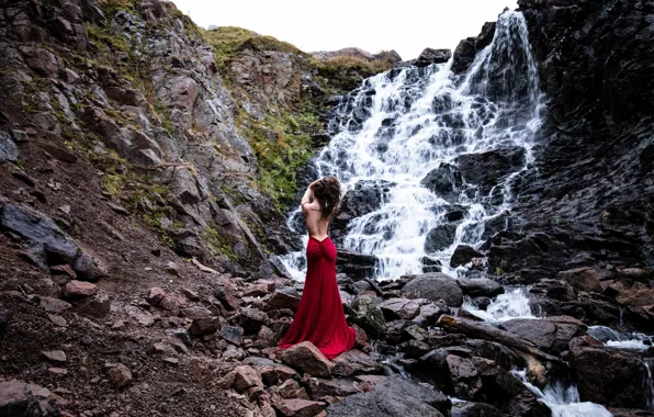 Картинка девушка, поза, камни, настроение, скалы, спина, водопад, фигура, красное платье, каскад