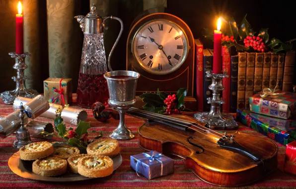 Картинка вино, скрипка, часы, бокал, книги, свечи, печенье, подарки, натюрморт, колокольчик, графин, падуб