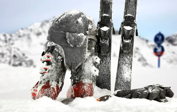 Картинка зима, снег, фон, шапка, лыжи, ботинки, очки, перчатки, снаряжение, боке, лыжный спорт