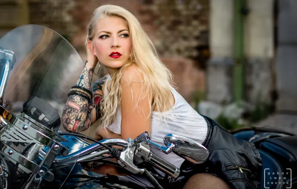 Картинка девушка, мотоцикл, Victoria Saletros