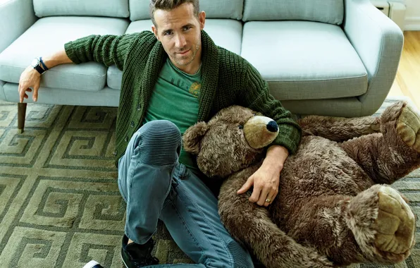 Картинка игрушка, джинсы, медведь, мужчина, Райан Рейнольдс, Ryan Reynolds, кофта, bear, jeans