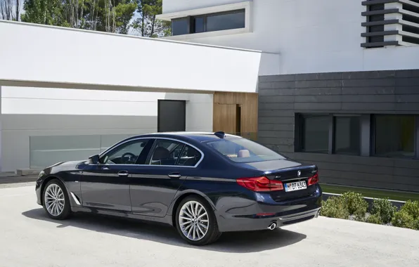 Картинка дом, BMW, стоянка, седан, фасад, xDrive, 530d, Luxury Line, 5er, тёмно-синий, четырёхдверный, 2017, 5-series, G30