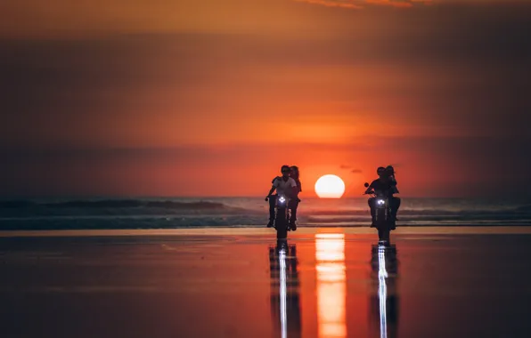 Картинка море, закат, мотоциклы, берег, красота, пары