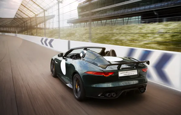 Картинка асфальт, движение, скорость, трасса, Jaguar, ограждение, вид сзади, антикрыло, тёмно-зелёный, V8, 575 л.с., 5.0 л., …