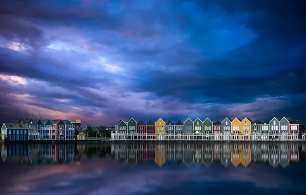 Картинка небо, вода, облака, отражения, тучи, город, домики, Нидерланды