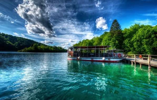 Картинка зелень, лес, небо, солнце, облака, деревья, озеро, HDR, причал, катер, Хорватия, Plitvice Lakes National Park, …