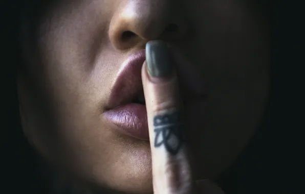 Картинка девушка, палец, губы, Jack Russell