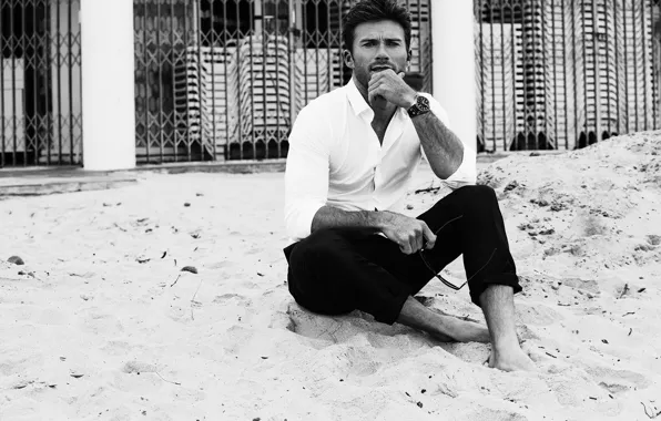 Картинка песок, пляж, актер, черно-белое, Scott Eastwood