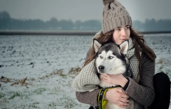 Картинка зима, поле, девушка, настроение, шапка, собака, шарф, дружба, друзья, хаски