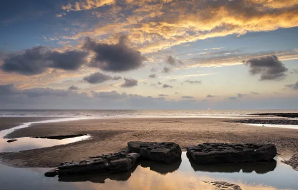 Картинка песок, море, пляж, небо, солнце, облака, закат, камни, побережье, горизонт, залив, Великобритания, Wales, Dunraven Bay