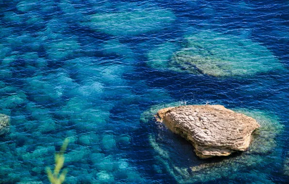 Картинка вода, прозрачность, поверхность, свет, синий, блики, камни, скалы, берег, цвет, рябь