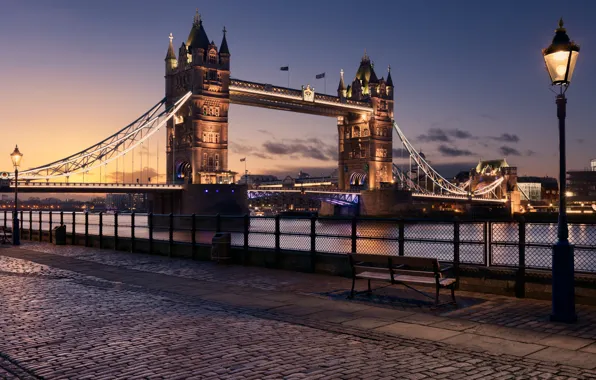 Картинка город, река, Англия, Лондон, вечер, освещение, фонари, Великобритания, Тауэрский мост, набережная, скамья, Tower Bridge