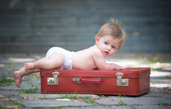 Картинка удивление, малыш, чемодан, подгузник