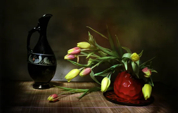 Картинка стол, тюльпаны, ваза, кувшин, полумрак, натюрморт