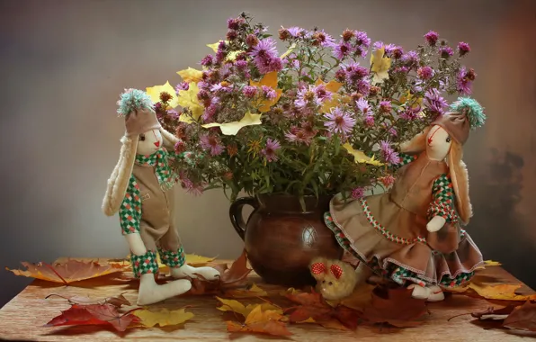 Картинка осень, листья, цветы, октябрь, натюрморт, зайка, хризантемы, авторская игрушка, игрушка тильда