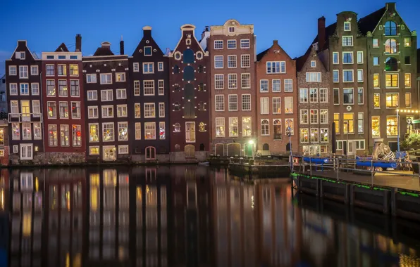 Картинка вода, дизайн, огни, окна, дома, вечер, причал, Амстердам, фонари, канал, Нидерланды