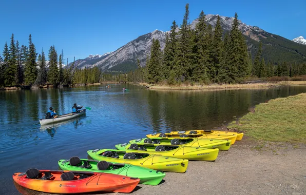 Картинка лес, деревья, горы, река, лодки, Канада, Альберта, Banff National Park, каноэ, туристы, Банф, Bow River