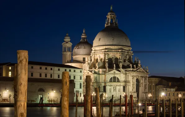 Картинка ночь, огни, столбы, Италия, Венеция, собор, канал