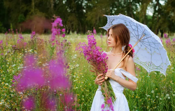 Картинка поле, лето, трава, девушка, цветы, природа, зонт, шатенка, плечо, сарафан, иван-чай, кипрей, Vladislav Opletaev