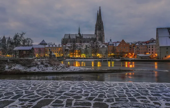 Картинка зима, снег, деревья, огни, река, дома, вечер, Германия, Бавария, набережная, Regensburg