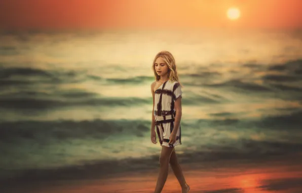 Картинка песок, волны, океан, берег, девочка, Edie Layland, Walking Ocean Sunset