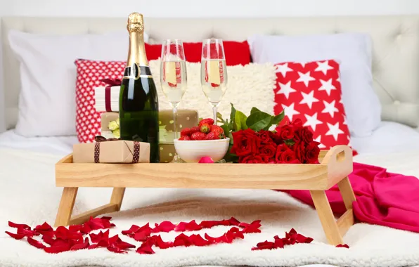Картинка розы, лепестки, бокалы, клубника, подарки, шампанское, Roses, Strawberry, Champagne
