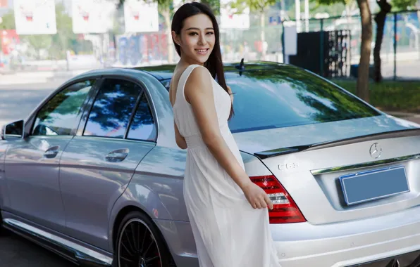Картинка взгляд, улыбка, Девушки, платье, Mercedes, азиатка, красивая девушка, белый авто