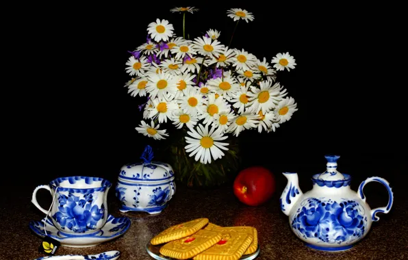 Картинка цветы, чай, яблоко, ромашки, печенье, ложка, чашка, черный фон, натюрморт, заварник