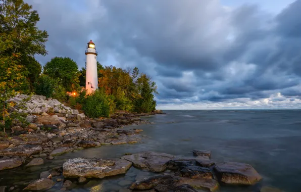 Картинка море, небо, деревья, тучи, камни, побережье, маяк, горизонт, фонарь, домик, США, Pointe aux Barques Lighthouse