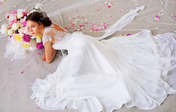 Картинка девушка, цветы, платье, лежит, невеста