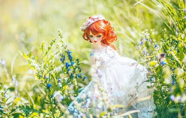 Картинка зелень, лето, трава, девушка, свет, цветы, природа, настроение, белое, игрушка, красота, кукла, сад, платье, рыжая, …