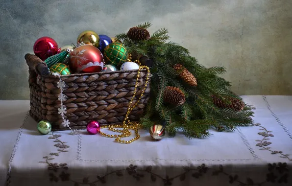 Картинка украшения, ветки, стол, праздник, шары, корзина, игрушки, Рождество, Новый год, шишки, хвойные, скатерть