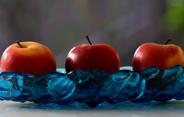 Картинка стекло, фон, яблоки, еда, красные, три, фрукты, трио, блюдо, композиция, сочные, наливные, аппетитные