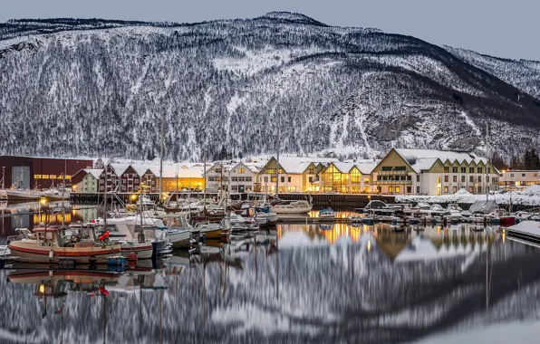 Картинка горы, отражение, дома, Норвегия, городок, Norway, фьорд, Нурланн, баркасы, Nordland, Rognan, Ронан, Saltdal Fjord