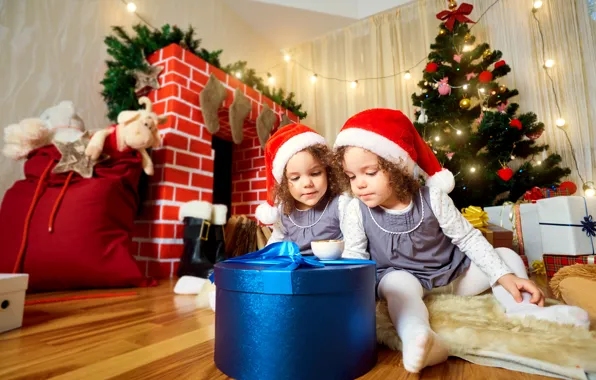 Картинка дети, подарок, девочки, игрушки, елка, Новый год, камин, Christmas, гирлянды, toys, New Year, близнецы, gift, …