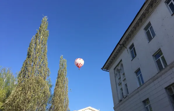 Картинка город, дом, воздушный шар, весна, утро, Йошкар-Ола, деревo