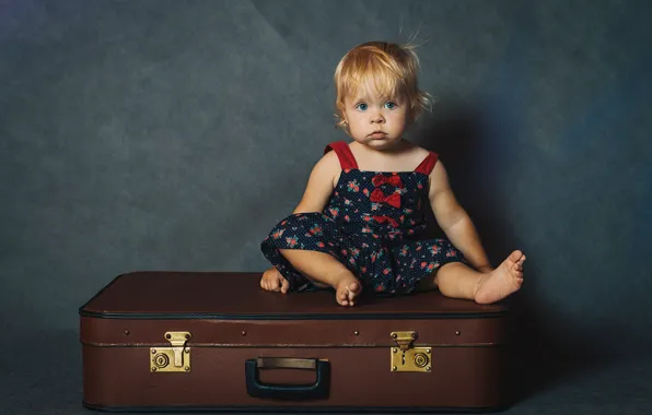 Картинка девочка, чемодан, малышка, ребёнок