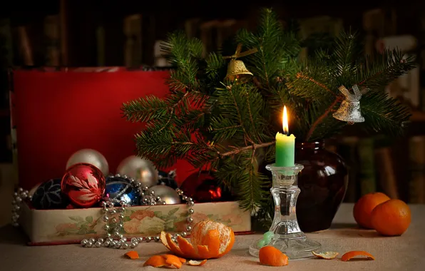 Картинка украшения, ветки, праздник, коробка, игрушки, новый год, свеча, ель, бусы, ваза, ёлка, колокольчики, мандарины