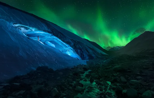 Картинка свет, горы, ночь, камни, скалы, человек, северное сияние, ледник, Исландия