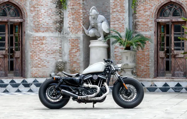 Картинка Статуя, Мотоцикл, Harley-Davidson, Вид сбоку, Двор