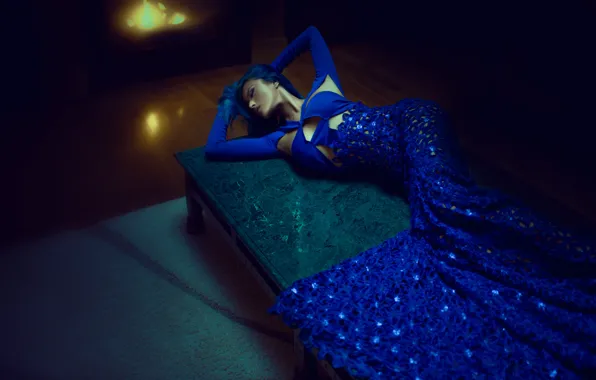 Картинка девушка, поза, лежит, синее платье, Crystal Louey